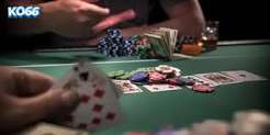 Cao thủ Poker phân tích sức mạnh tay bài trên bàn cược